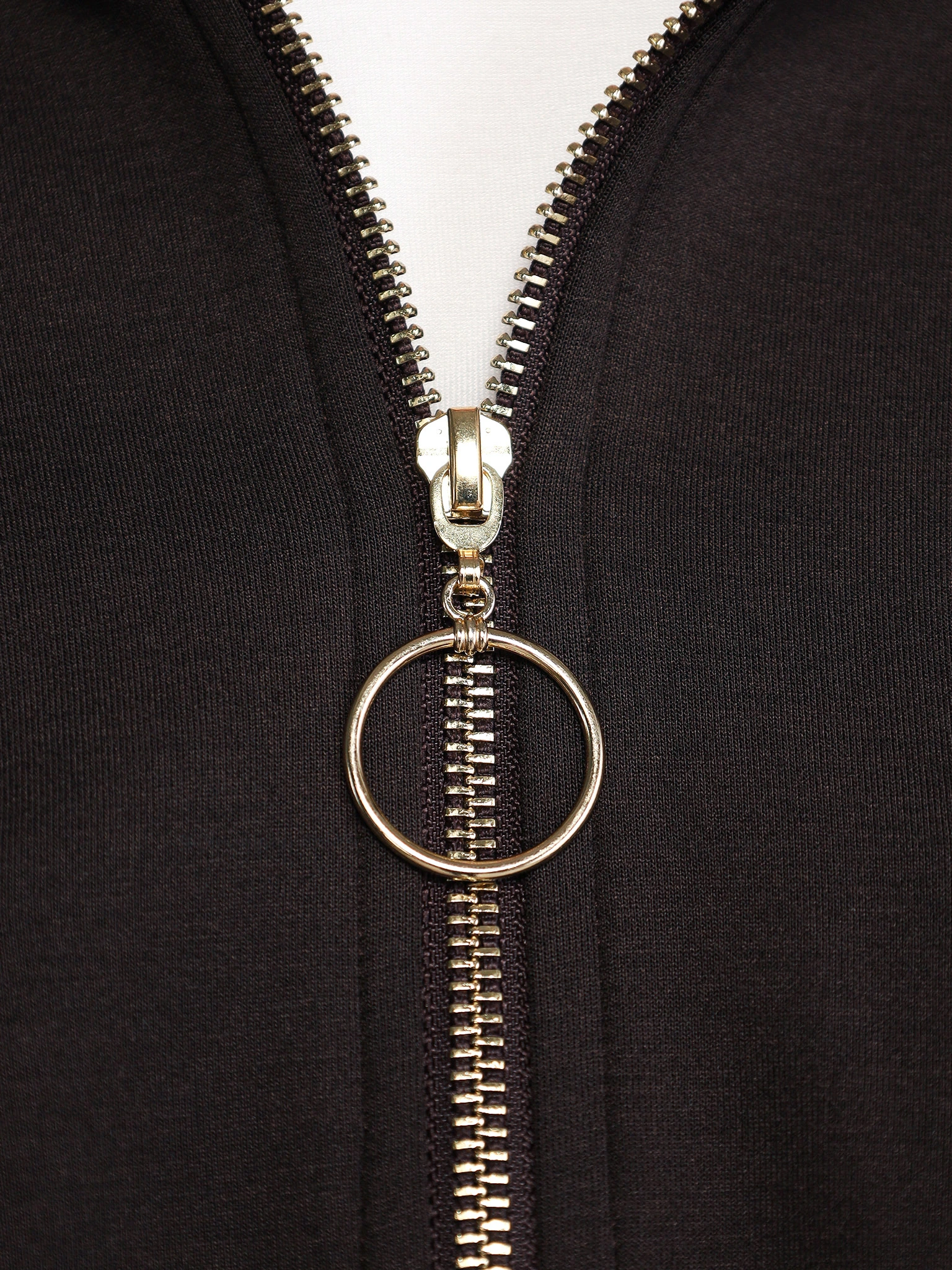 Куртка трикотажная темно-коричневого цвета с накладными карманами